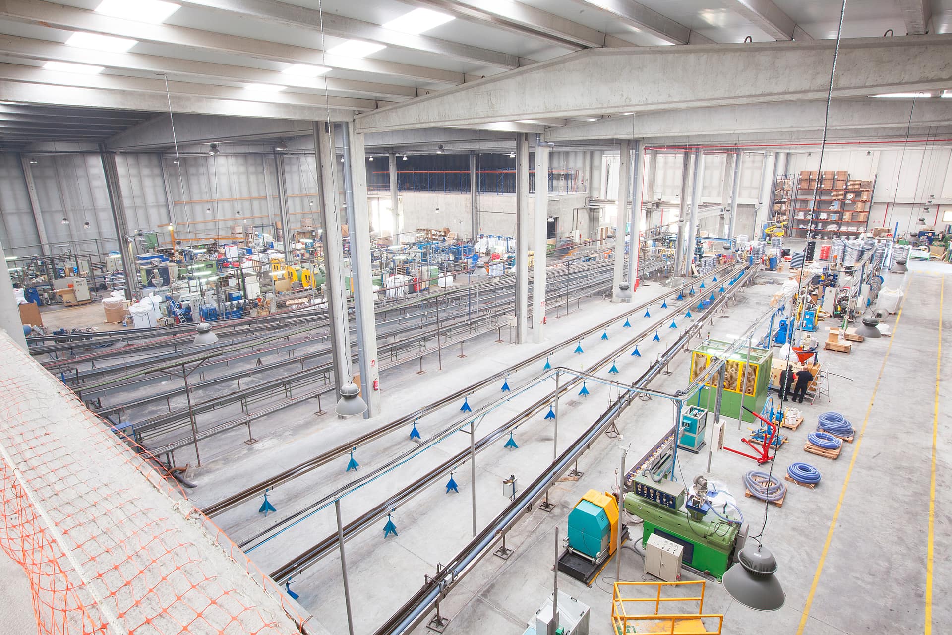 Interior de nave industrial con líneas de producción